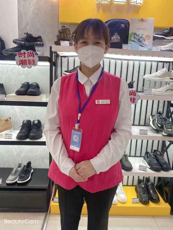 【新時(shí)代商廈寶龍店】企業(yè)文化踐行者（15）為顧客推薦合適的商品