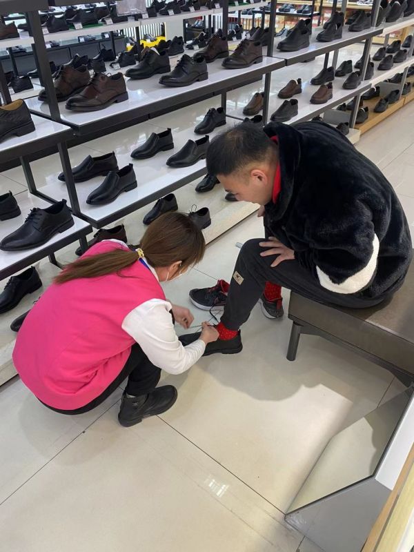 【新時(shí)代商廈寶龍店】企業(yè)文化踐行者（15）為顧客推薦合適的商品