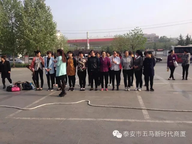 青春不言敗，愛(ài)拼才會(huì)贏。五馬店春季拔河比賽實(shí)況記錄！